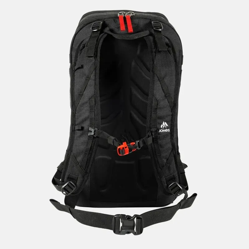 Schwarzer Jones Deeper 19L Backpack, Rückansicht mit Schultergurten, Brust- und Hüftgurt mit roten Akzenten, Logo mittig am Rücken.