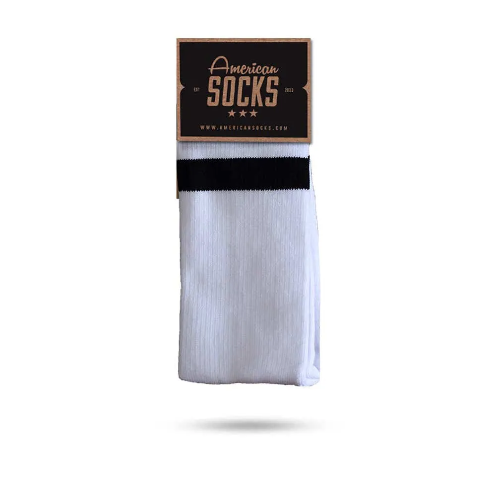 Weiße, gerippte Socken mit schwarzem Streifen, präsentiert in einer Geschenkbox von American Socks.