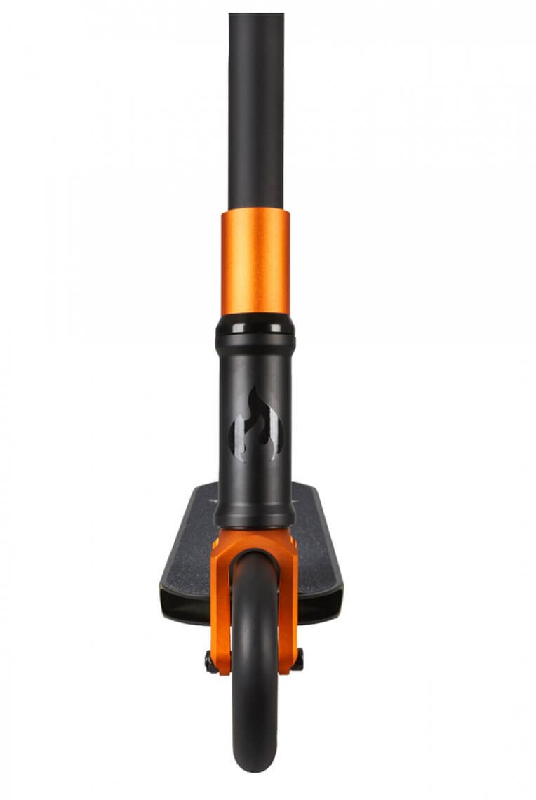 Nahaufnahme: Chilli Pro Scooter Reaper Reloaded, Lenker schwarz, Gabel goldfarben, Vorderrad.