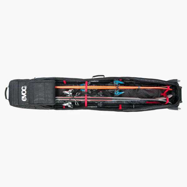 Evoc Ski Roller Rot Geöffneter Evoc Ski Roller, gefüllt mit zwei Paar Ski, rot Gurte halten sie fest, Griff und Rollen für Transport.