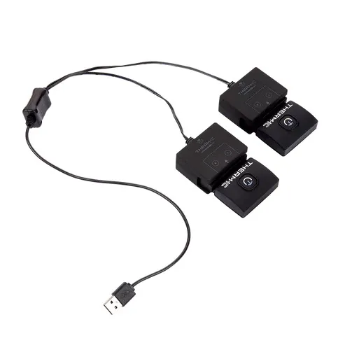 Zwei schwarze, elektronische Geräte mit Kabeln und USB-Anschluss, die Heizregler ähneln, liegen auf einem weißen Hintergrund.