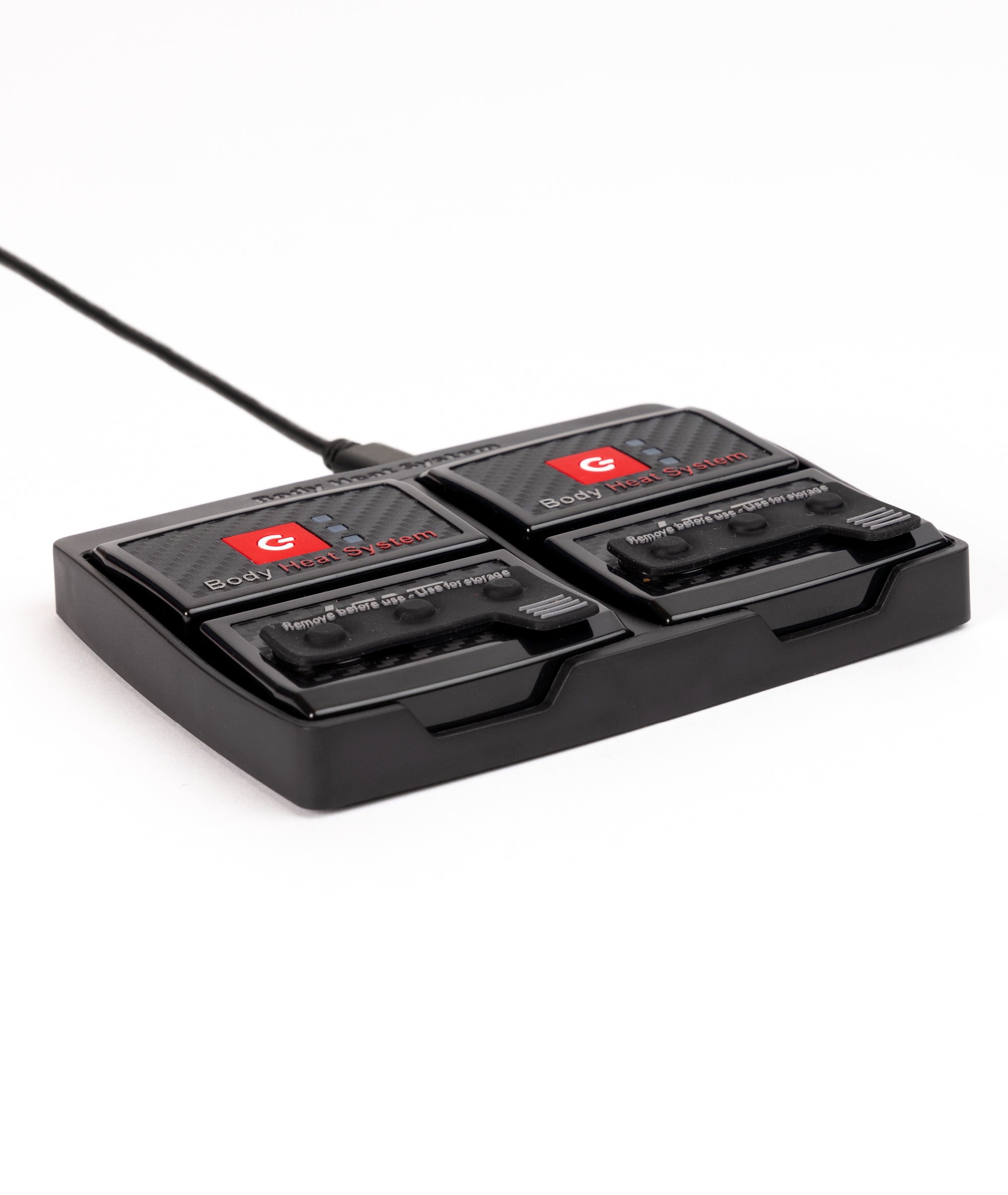 Neue Lenz Akkus sind da: RCB 1400 & RCB 2000 im Fokus Schwarze Ladestation für zwei Akkus eines Heizsystems mit einem roten "G" Logo und der Aufschrift "Body Heat System". Ein Kabel ist angeschlossen.