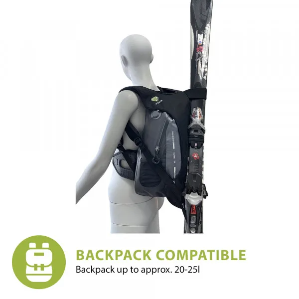 Mannequin trägt schwarzen Skiback Cordura Light mit Skiern auf dem Rücken, seitliche Ansicht.