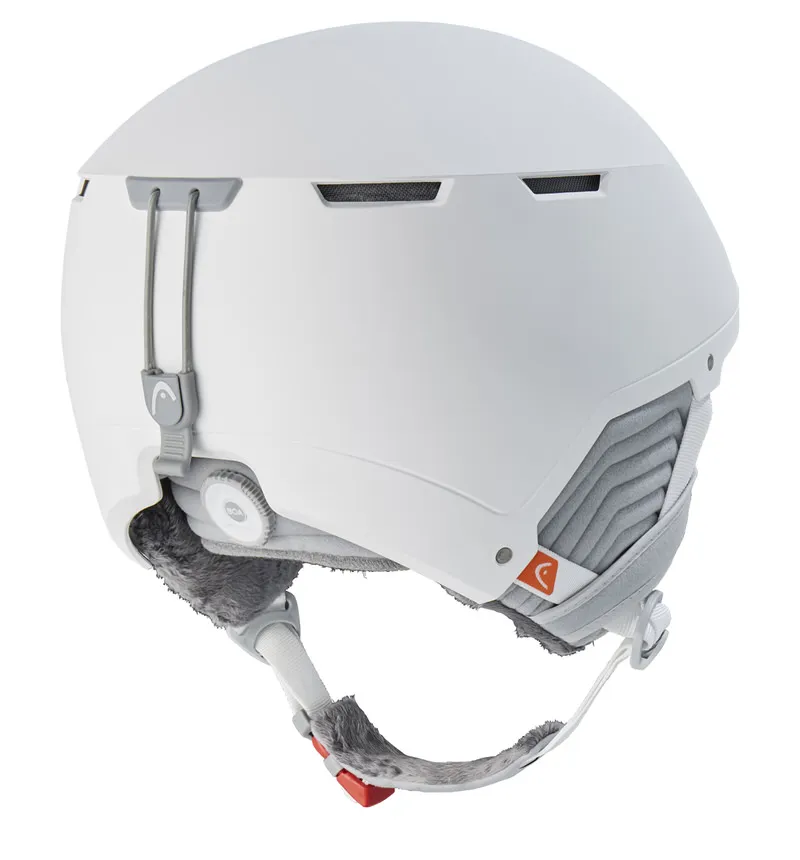 Weißer Skihelm, Seitenansicht mit Details zu Belüftung, Ohrenpolstern und Verstellmechanismus.