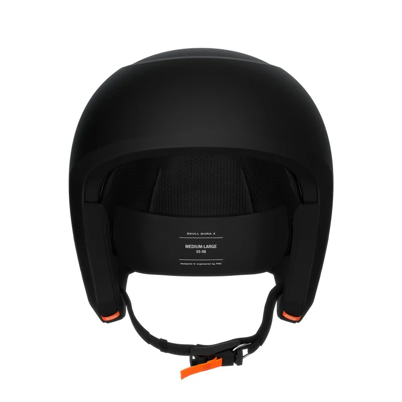 Schwarzer Skihelm mit orangefarbenem Verschluss, Frontansicht, Innenpolster sichtbar.