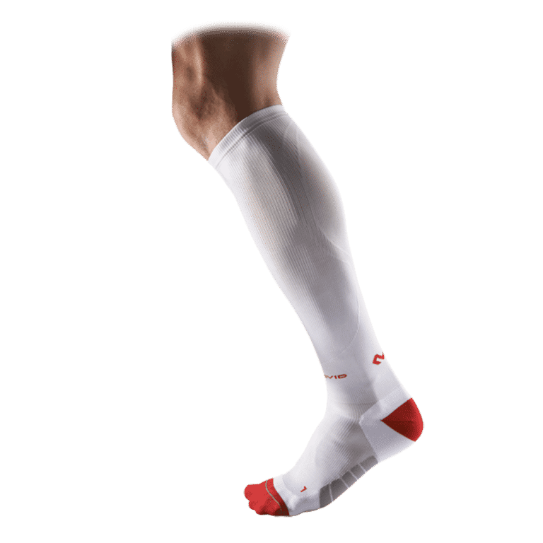 Weisse McDavid Compression Runner Socke am Bein, rot abgesetzt an Zehen und Ferse.