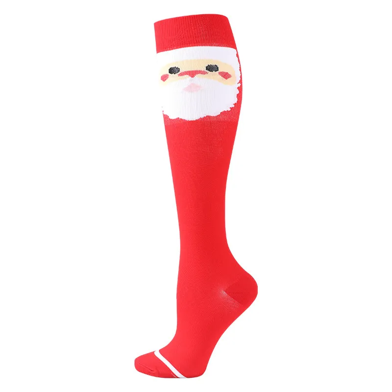 Rote Santa Skisocke mit Weihnachtsmann-Motiv. Die Socke ist knielang und hat eine weiße Applikation am Zeh.