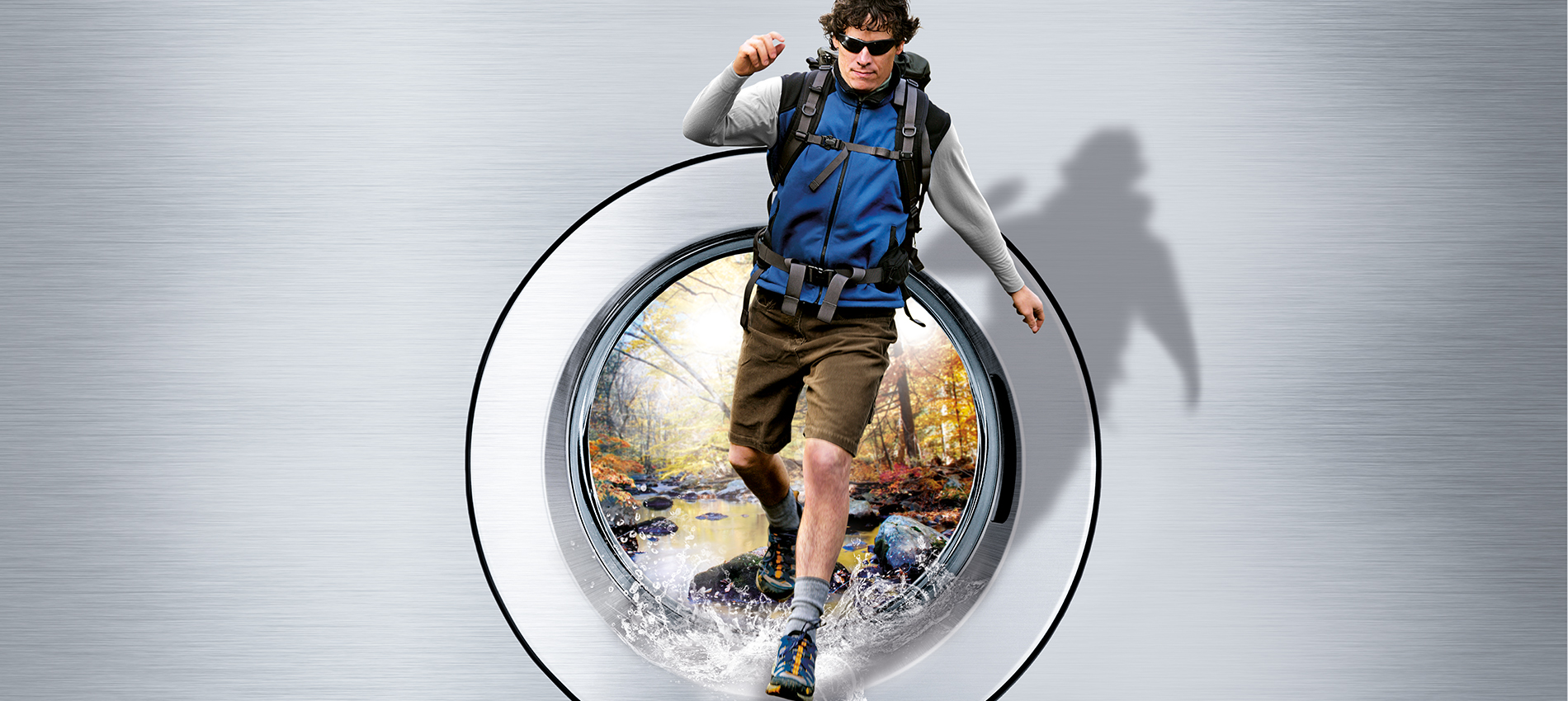 Mann springt ins Abenteuer Ein Mann mit Rucksack springt durch ein kreisrundes Portal in eine Herbstlandschaft mit Bach.
