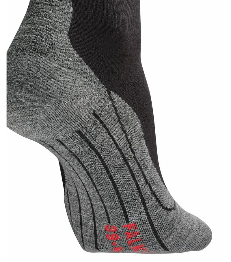 Detailaufnahme einer grauen RU4 Herren Running Socke mit schwarzen Verstärkungen und rotem Schriftzug. Eine schwarze Socke ist im Hintergrund zu sehen.
