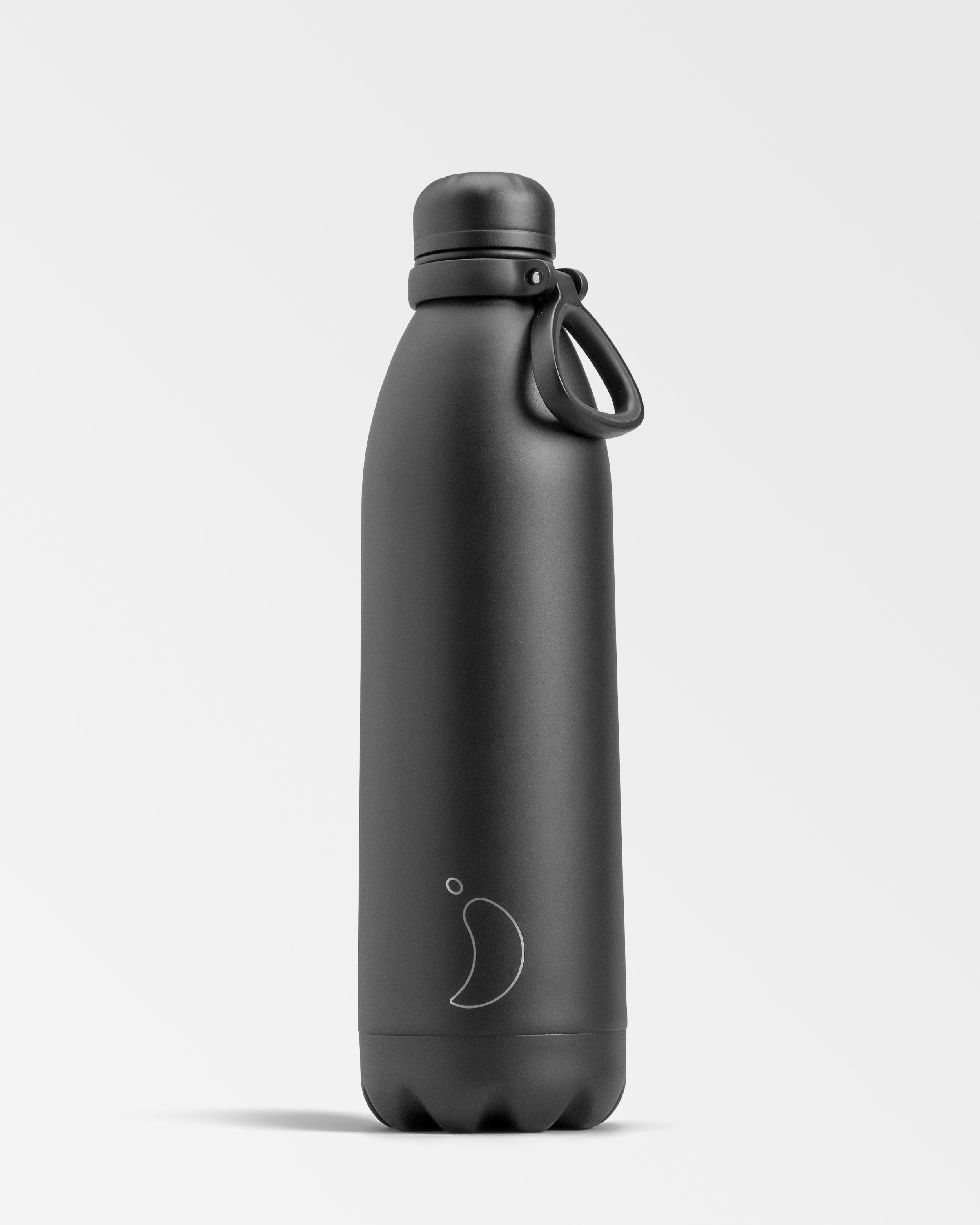 Schwarze Chillys Trinkflasche, 1.8L, stehend. Minimalistisches Design, zylindrische Form mit abgerundetem Deckel.