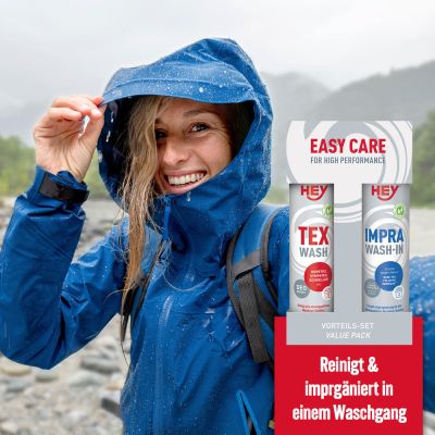 Frau mit Regenjacke, Tex Wash & Impra Wash-In Set im Vordergrund. Funktionstextilienpflege, Atmungsaktivität.