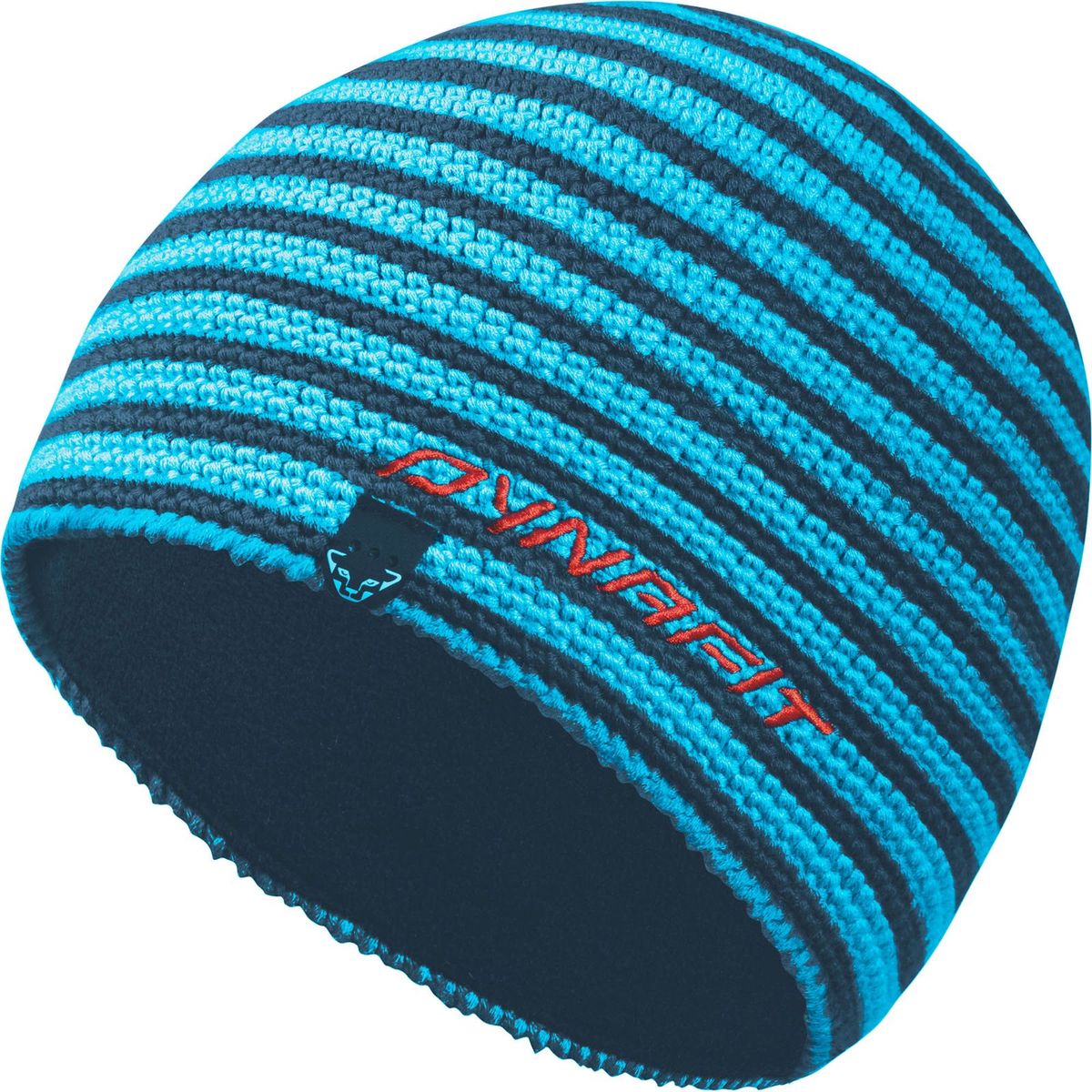 Gestrickte, blau-türkis gestreifte Dynafit Beanie mit rotem Schriftzug und dunklem Innenfutter.