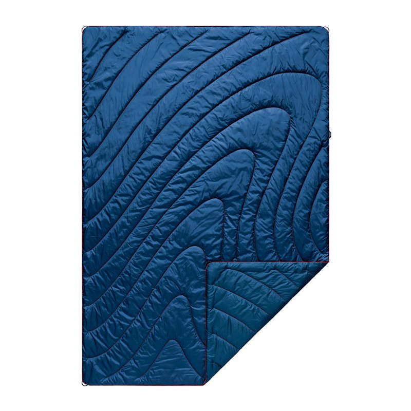 Dunkelblaue Rumpl Puffy Blanket mit geschwungenem Steppmuster, Ecke umgeschlagen.