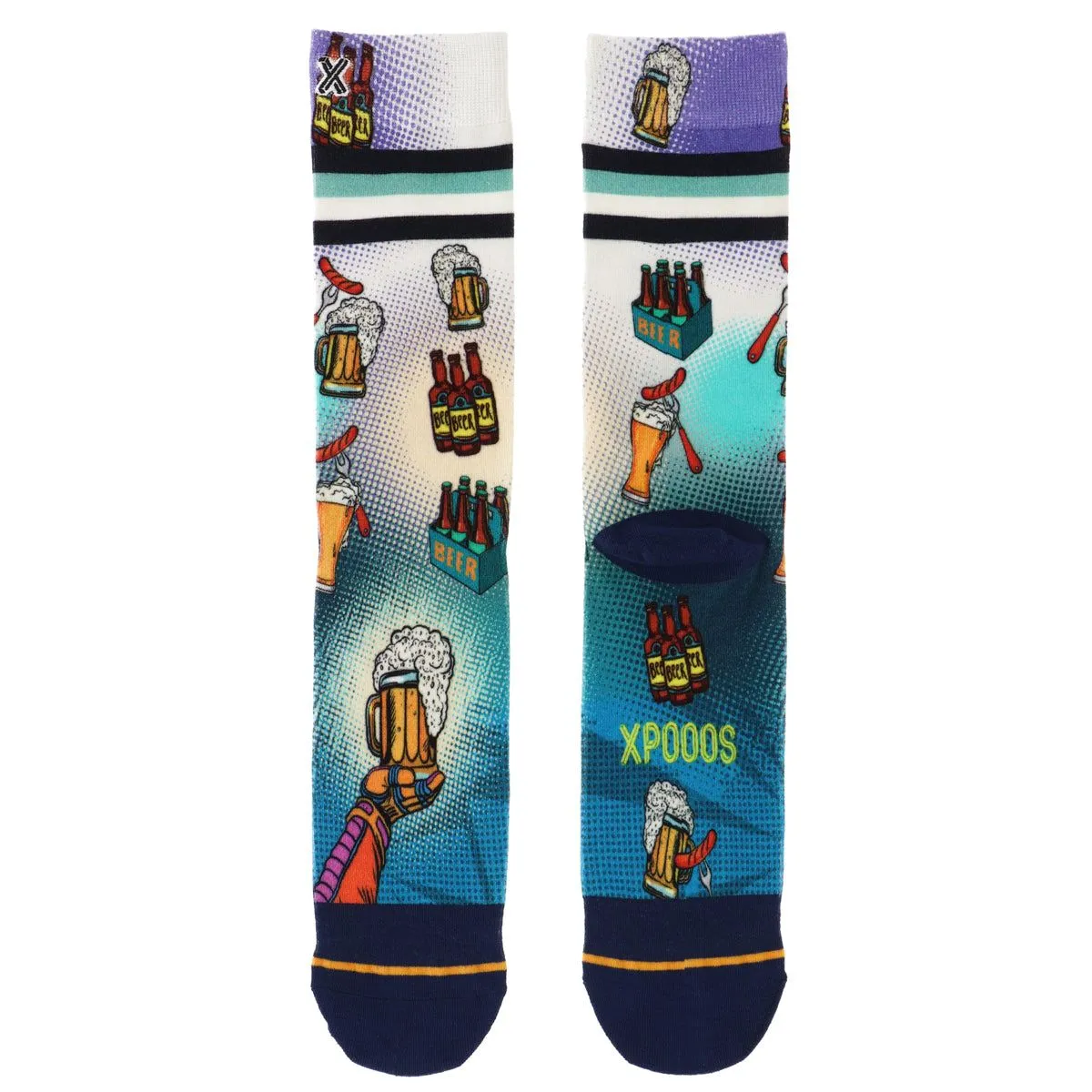 XPOOOS Men Socks Beerpop mit Bier Motiv: Zwei Socken mit Biergläsern, Flaschen und Würstchen auf blauem Grund.