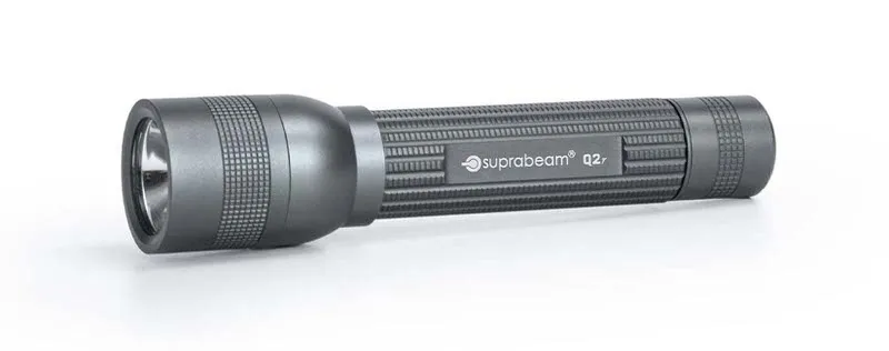 Graue Suprabeam Q2r LED Taschenlampe, liegend auf hellem Grund. Auf der Seite steht der Markenname.