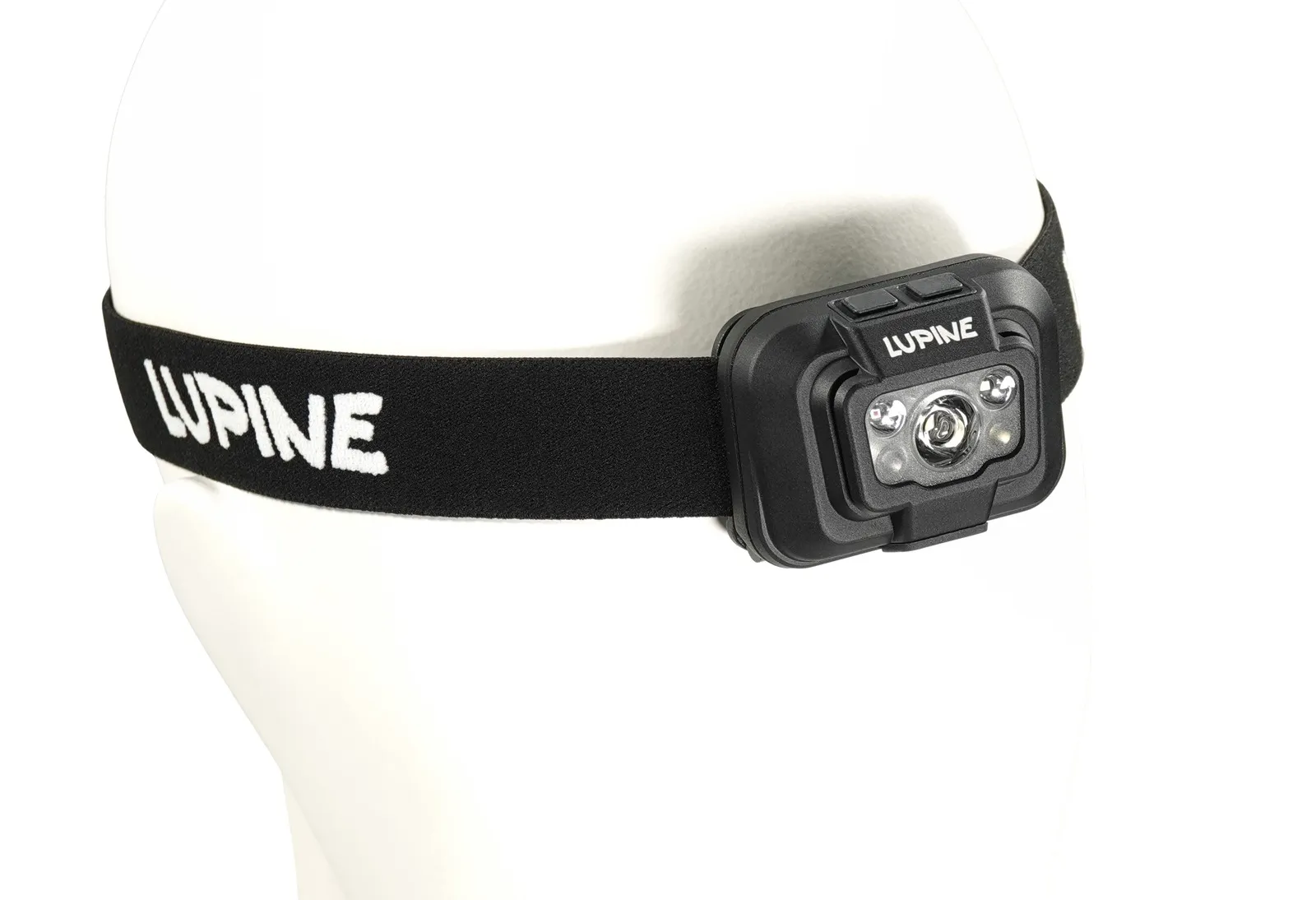 Nahaufnahme der Penta 4500k Stirnlampe auf einem weißen Kopf. Das schwarze Stirnband trägt den Schriftzug "Lupine".