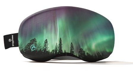 Aurora Skibrillen-Hülle Skibrillen-Schutzhülle mit Aurora-Motiv: Nordlichter und Tannen auf dunklem Grund.