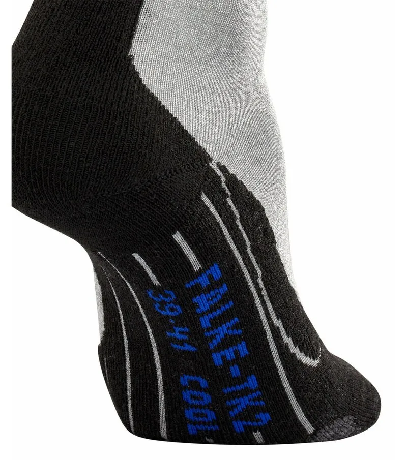 Detailaufnahme einer Light Grey TK2 Cool Trekking Socke. Schwarz an Ferse, hellgrauer Fußrücken mit Markenlogo in Blau.