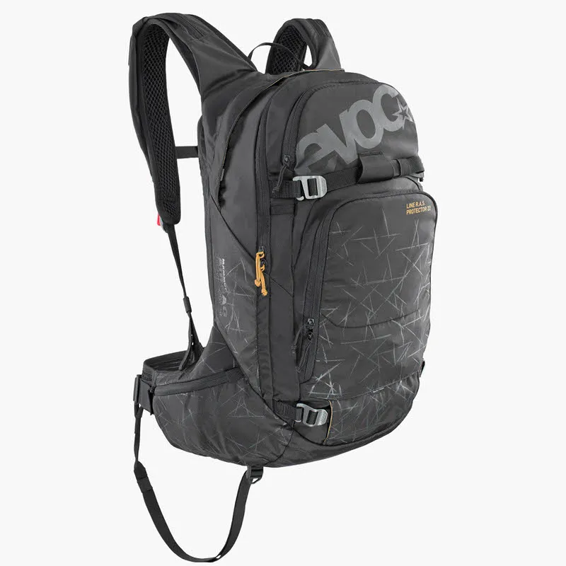 Schwarzer Evoc Line R.A.S. Protector 22L Rucksack mit Trägern, Schnallen und geometrischem Muster auf der Vorderseite.