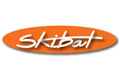 Oranges, ovales Logo mit dem weißen Schriftzug "Skibat" in geschwungener Schriftart.