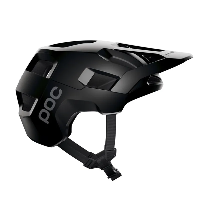 Schwarzer POC Kortal Helm mit Visier, seitliche Ansicht. Helm für Trail und Enduro mit Kinnriemen.