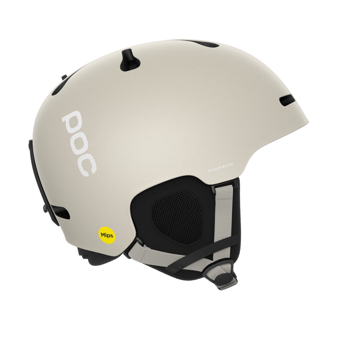 Beiger POC Fornix MIPS Skihelm in mattem Grau, Seitenansicht. Sichtbar sind Belüftungsschlitze und das POC Logo.