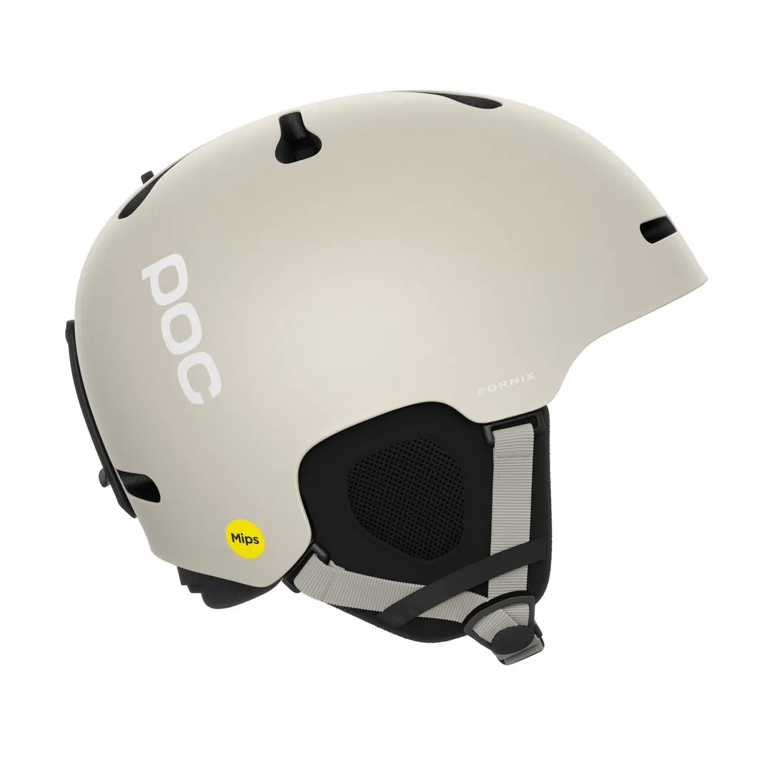 Beiger POC Fornix MIPS Skihelm in mattem Grau, Seitenansicht. Sichtbar sind Belüftungsschlitze und das POC Logo.