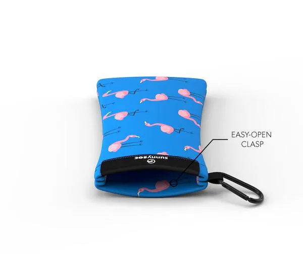 Blauer Sunnysoc mit Flamingo-Muster und Karabinerhaken, für Sonnenbrillen Schutz und Reinigung.