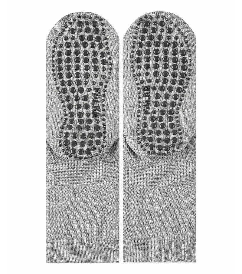 Graue Kinder Socken von Falke mit Anti-Rutsch Noppen an der Fußsohle im Detail.