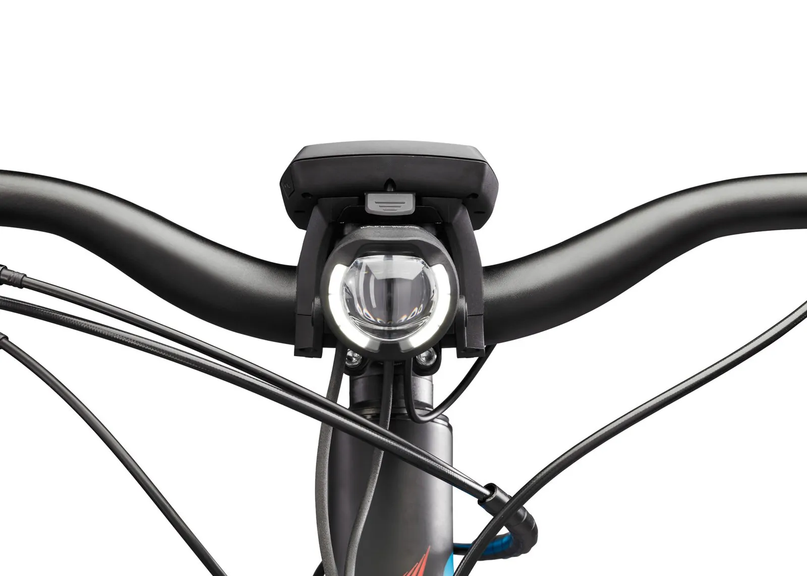 Nahaufnahme einer leuchtenden E-Bike Beleuchtung (Lupine SL B Bosch) am Lenker eines Fahrrads. Kabel sind sichtbar.