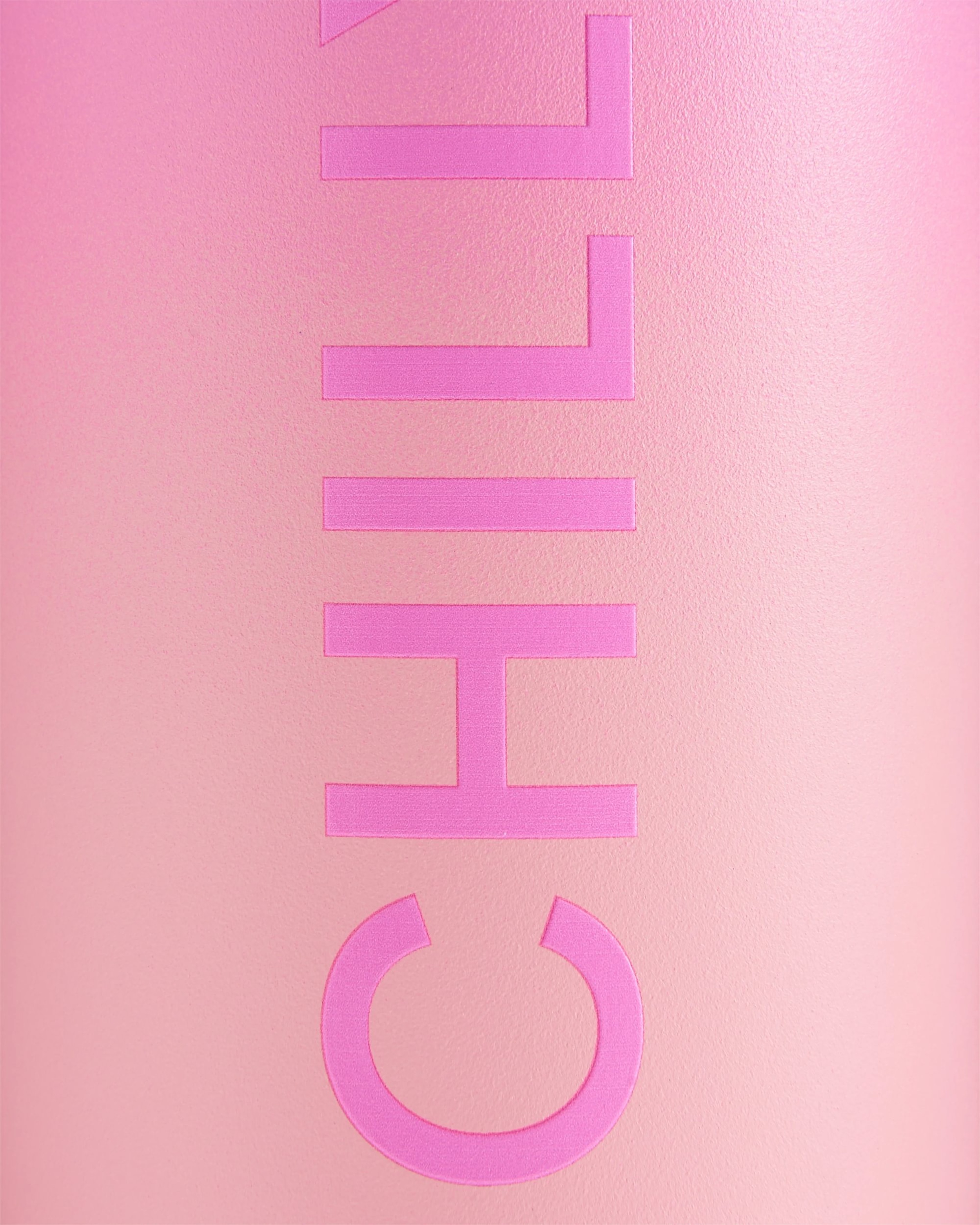 Nahaufnahme einer pinken Chillys Series 2 Flip Bottle mit erhabenem Logo auf pinkem Ombre-Hintergrund.