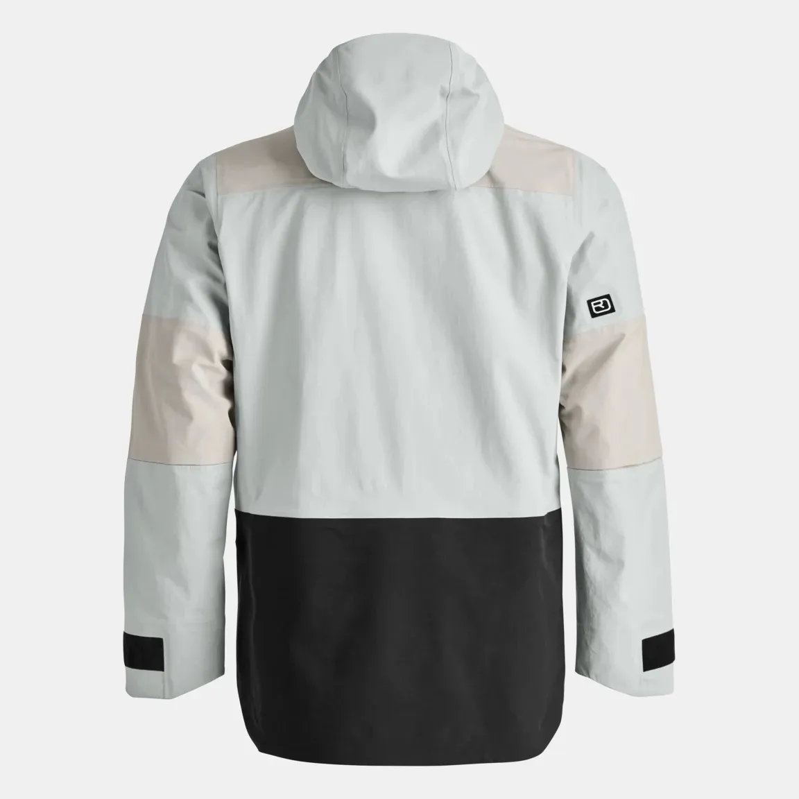 Rückansicht einer Winterjacke in Hellgrau, Beige und Schwarz mit Kapuze. Am linken Ärmel befindet sich ein kleiner, schwarzer Klettverschluss.