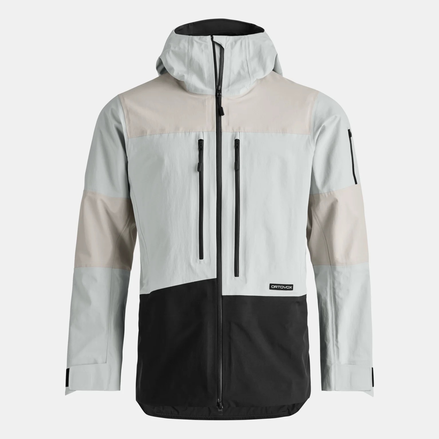 Eine grau-beige-schwarze Outdoorjacke mit Kapuze und Reißverschlüssen, Frontansicht auf neutralem Hintergrund.