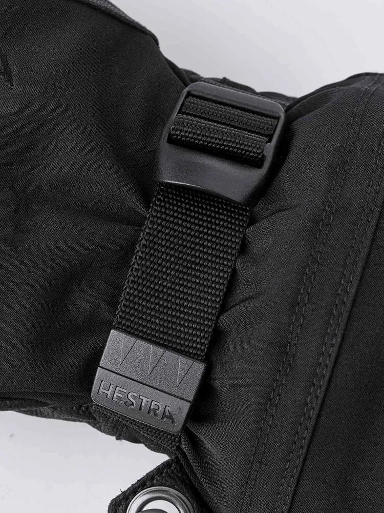 Detailansicht eines schwarzen Hestra Army Leather Extreme Mitt mit Verschluss und Logo.