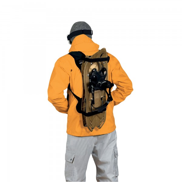 Schneeschuh-Trage-Rucksack Person mit Schneeschuhen auf dem Rücken in einem RAQBACK Schneeschuh-Trage-Rucksack.