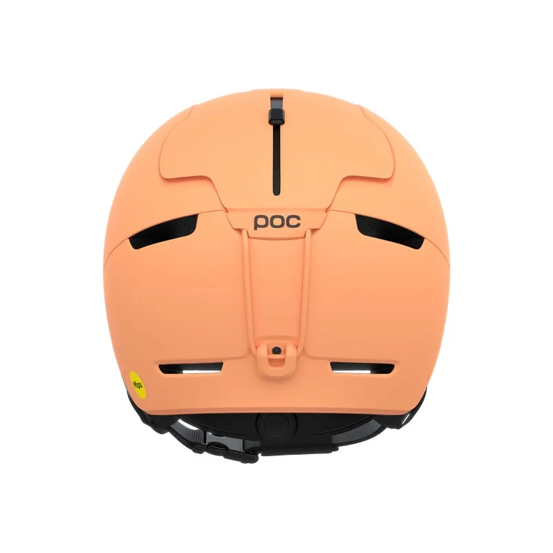 Pfirsichfarbener Skihelm von hinten mit Entlüftungsschlitzen und MIPS-Aufkleber. Das POC-Logo ist zentral über dem Nacken zu sehen.