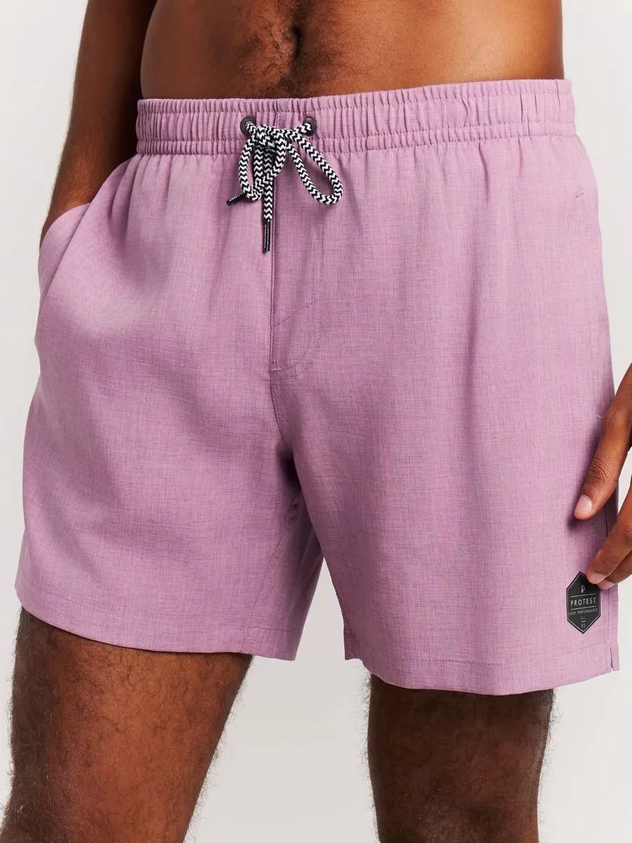 Nahaufnahme: Person trägt die Protest Daviey Beachshort in Plum Mauve. Detailansicht von Bund und Bein.