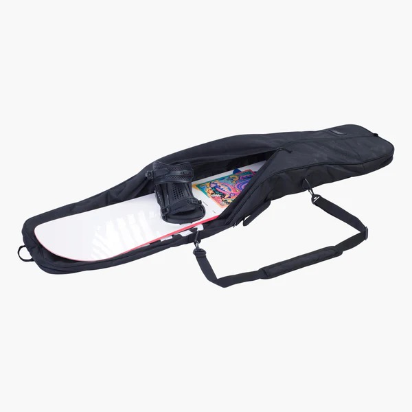 Schwarze Evoc Boardtasche Schwarze Evoc Board Bag, offen mit Snowboard, Bindung und farbigem Aufdruck im Inneren, Tragegurt sichtbar.
