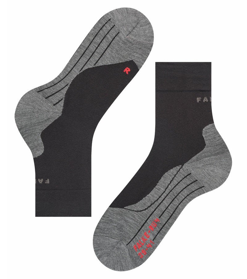 Schwarze RU4 Laufsocken Zwei schwarze RU4 Herren Laufsocken, teils grau abgesetzt, liegen nebeneinander.