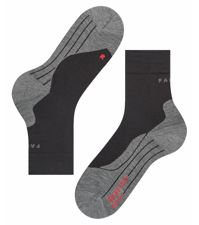 Zwei schwarze RU4 Herren Laufsocken, teils grau abgesetzt, liegen nebeneinander.