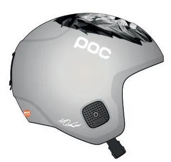 Grauer Skihelm "Poc Skull Dura Junior Marco Odermatt Edition" mit Löwen-Design und Signatur.