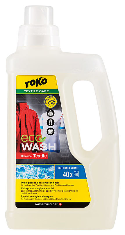 Weiße Flasche Toko Eco Textile Wash Universal mit gelbem Etikett und roter Jacke.