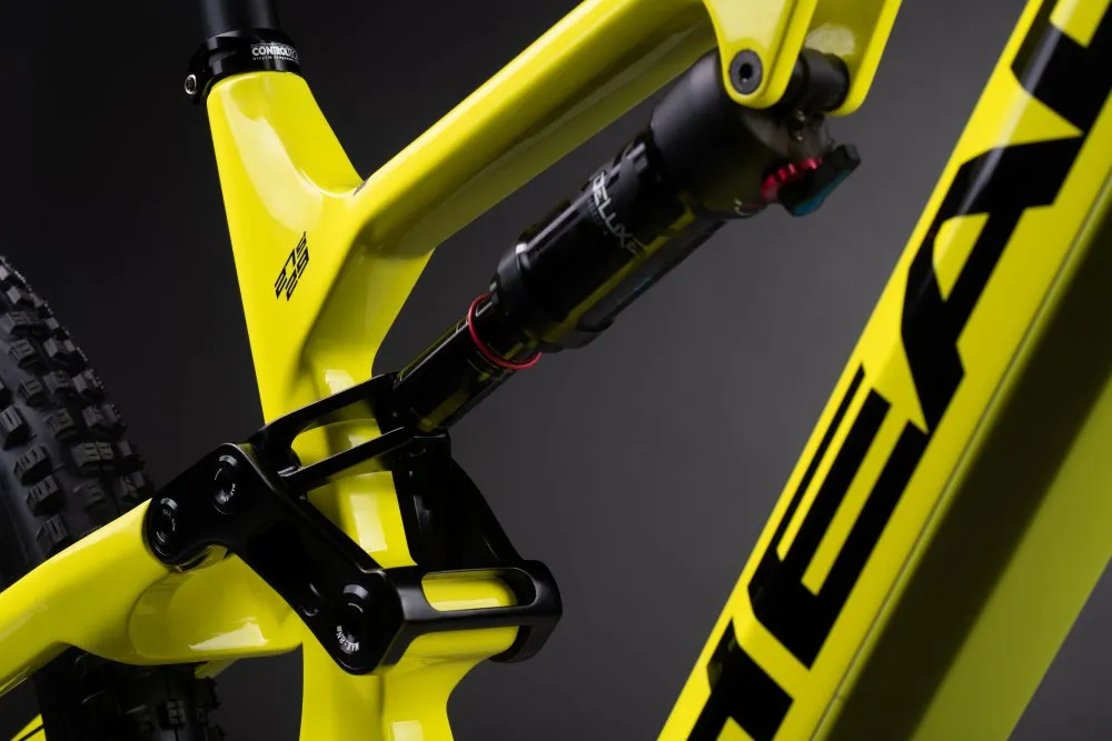 Detailansicht des gelben Muret 2 EP8 Carbon E-MTB Rahmens mit RockShox-Federung und schwarzer Umlenkung.