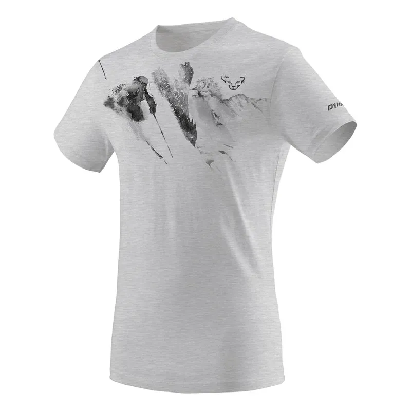 Graues T-Shirt mit Skifahrer-Motiv und Dynafit-Logo.