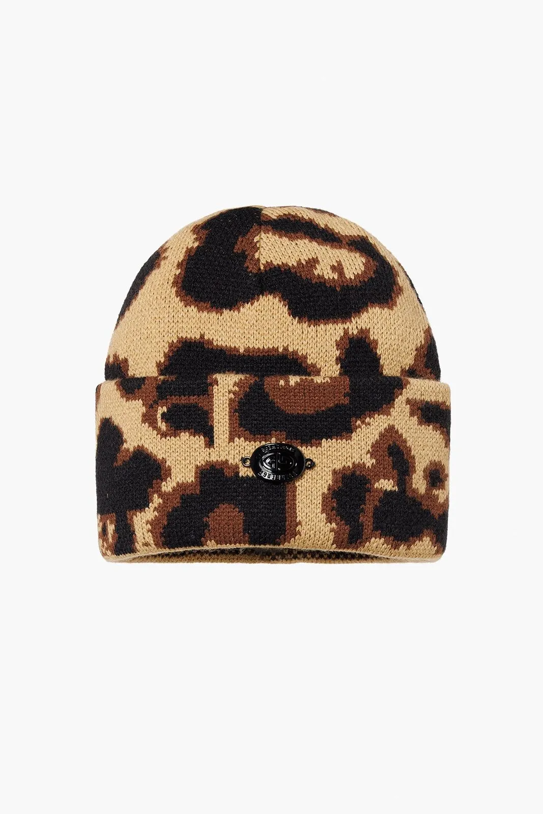 Nahaufnahme einer Strickmütze mit Leopardenmuster in Beige, Schwarz und Braun. Ein kleines, dunkles Logo ist an der Krempe befestigt.