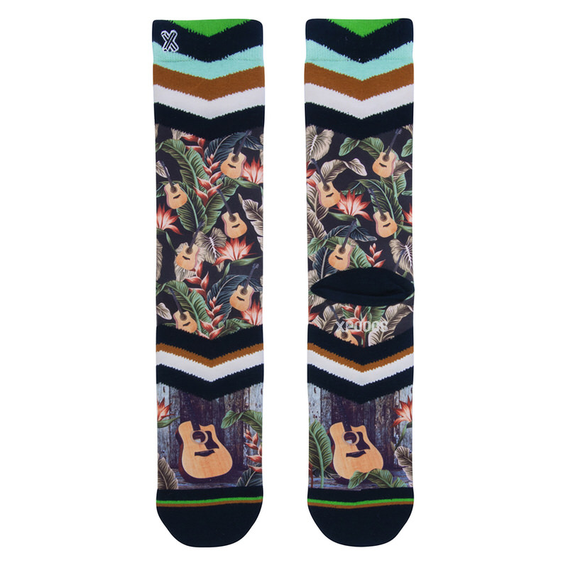 Hawaii Blues Socken Zwei XPOOOS Socken mit Hawaii Blues Muster: tropische Blätter, Gitarren und Chevron-Streifen in verschiedenen Farben.