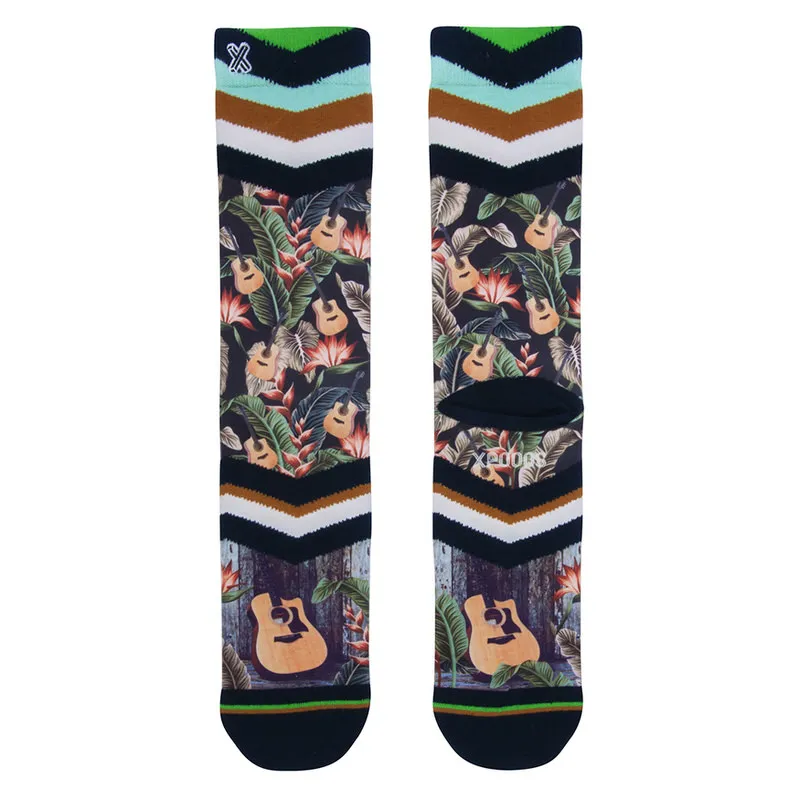 Zwei XPOOOS Socken mit Hawaii Blues Muster: tropische Blätter, Gitarren und Chevron-Streifen in verschiedenen Farben.