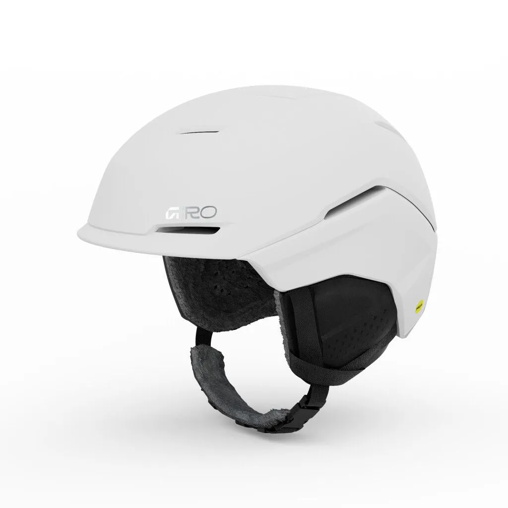 Weißer Skihelm mit Ohrenschützern und dem Giro-Logo auf einer ebenen weißen Oberfläche.
