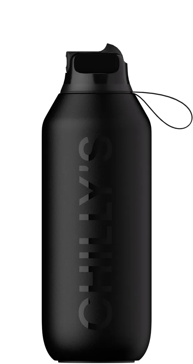 Schwarze 500ml Series 2 Flip Bottle mit "Chilly's" Schriftzug und Trageschlaufe.