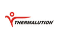 Das Logo "Thermalution" in Rot, mit einer stilisierten Figur, die Arme und Beine wie ein "Y" ausstreckt. Ein Kreis bildet den Kopf.
